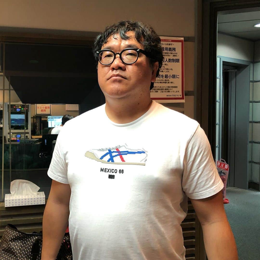 TBSラジオ「たまむすび」さんのインスタグラム写真 - (TBSラジオ「たまむすび」Instagram)「＼月曜のハイライト／  番組リスナーだというイラストレーターさん🎨からご著書を頂きました‼️  手元が狂わないか😅 ちょっと不安な気もしたり…  竹山さんは メッセージテーマに合わせて ダメ人間のポーズ🙅‍♀️🙅‍♂️  酔った帰りに飲まない酎ハイと食べないラーメンを買っちゃう🍜それがダメ人間（by竹山おじさん）  #tama954 #たまむすび  #赤江珠緒 #カンニング竹山 #ダメ人間 #毎日反省 #リスナーさんに感謝 #保坂あけみ #しげおか秀満  #献本感謝 #リスナーさんから羊羹届く #飲んだ後のラーメン  #酔ってコンビニは危険 #tbsラジオ」10月5日 19時52分 - tamamusubi905954