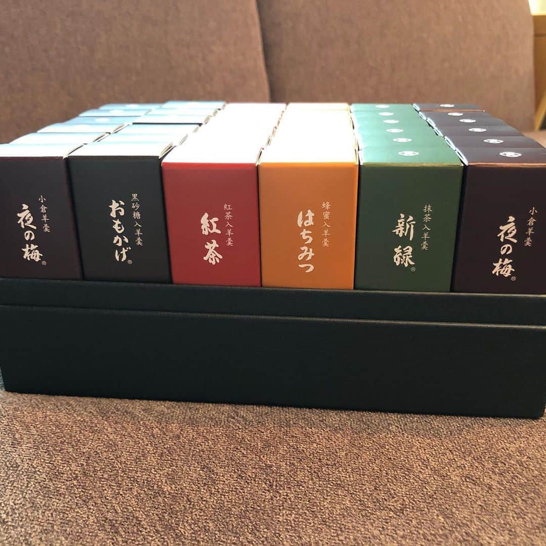TBSラジオ「たまむすび」さんのインスタグラム写真 - (TBSラジオ「たまむすび」Instagram)「＼月曜のハイライト／  番組リスナーだというイラストレーターさん🎨からご著書を頂きました‼️  手元が狂わないか😅 ちょっと不安な気もしたり…  竹山さんは メッセージテーマに合わせて ダメ人間のポーズ🙅‍♀️🙅‍♂️  酔った帰りに飲まない酎ハイと食べないラーメンを買っちゃう🍜それがダメ人間（by竹山おじさん）  #tama954 #たまむすび  #赤江珠緒 #カンニング竹山 #ダメ人間 #毎日反省 #リスナーさんに感謝 #保坂あけみ #しげおか秀満  #献本感謝 #リスナーさんから羊羹届く #飲んだ後のラーメン  #酔ってコンビニは危険 #tbsラジオ」10月5日 19時52分 - tamamusubi905954