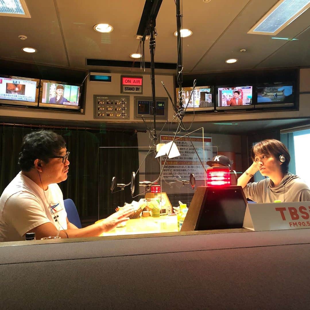 TBSラジオ「たまむすび」さんのインスタグラム写真 - (TBSラジオ「たまむすび」Instagram)「＼月曜のハイライト／  番組リスナーだというイラストレーターさん🎨からご著書を頂きました‼️  手元が狂わないか😅 ちょっと不安な気もしたり…  竹山さんは メッセージテーマに合わせて ダメ人間のポーズ🙅‍♀️🙅‍♂️  酔った帰りに飲まない酎ハイと食べないラーメンを買っちゃう🍜それがダメ人間（by竹山おじさん）  #tama954 #たまむすび  #赤江珠緒 #カンニング竹山 #ダメ人間 #毎日反省 #リスナーさんに感謝 #保坂あけみ #しげおか秀満  #献本感謝 #リスナーさんから羊羹届く #飲んだ後のラーメン  #酔ってコンビニは危険 #tbsラジオ」10月5日 19時52分 - tamamusubi905954