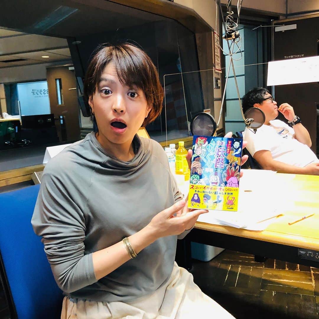 TBSラジオ「たまむすび」さんのインスタグラム写真 - (TBSラジオ「たまむすび」Instagram)「＼月曜のハイライト／  番組リスナーだというイラストレーターさん🎨からご著書を頂きました‼️  手元が狂わないか😅 ちょっと不安な気もしたり…  竹山さんは メッセージテーマに合わせて ダメ人間のポーズ🙅‍♀️🙅‍♂️  酔った帰りに飲まない酎ハイと食べないラーメンを買っちゃう🍜それがダメ人間（by竹山おじさん）  #tama954 #たまむすび  #赤江珠緒 #カンニング竹山 #ダメ人間 #毎日反省 #リスナーさんに感謝 #保坂あけみ #しげおか秀満  #献本感謝 #リスナーさんから羊羹届く #飲んだ後のラーメン  #酔ってコンビニは危険 #tbsラジオ」10月5日 19時52分 - tamamusubi905954