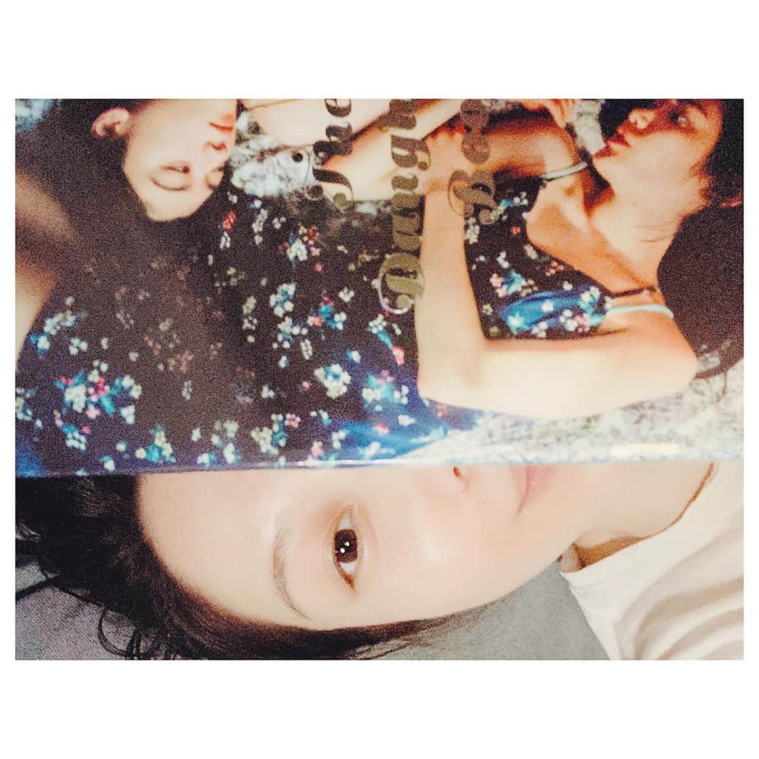キタキマユのインスタグラム：「現在公開中の映画『Daughters』の、とても素敵な本が送られてきました📖💕✨  嬉しい🥰🥰🥰  小春と彩乃の素敵な瞬間が、たくさん詰まってます🌈✨✨✨  お洒落な秘密の写真集のようであり、まるで卒業アルバムのような愛情もあり🥰  とても素敵な一冊、贈り物、ありがとうございます✨🤲✨  #daughters  #ドーターズ  #movie  #映画 #thedaughtersbook  #津田肇  #三吉彩花  #阿部純子  #ただいま公開中  #ありがとうございます💕  #kitakimayu #キタキマユ」