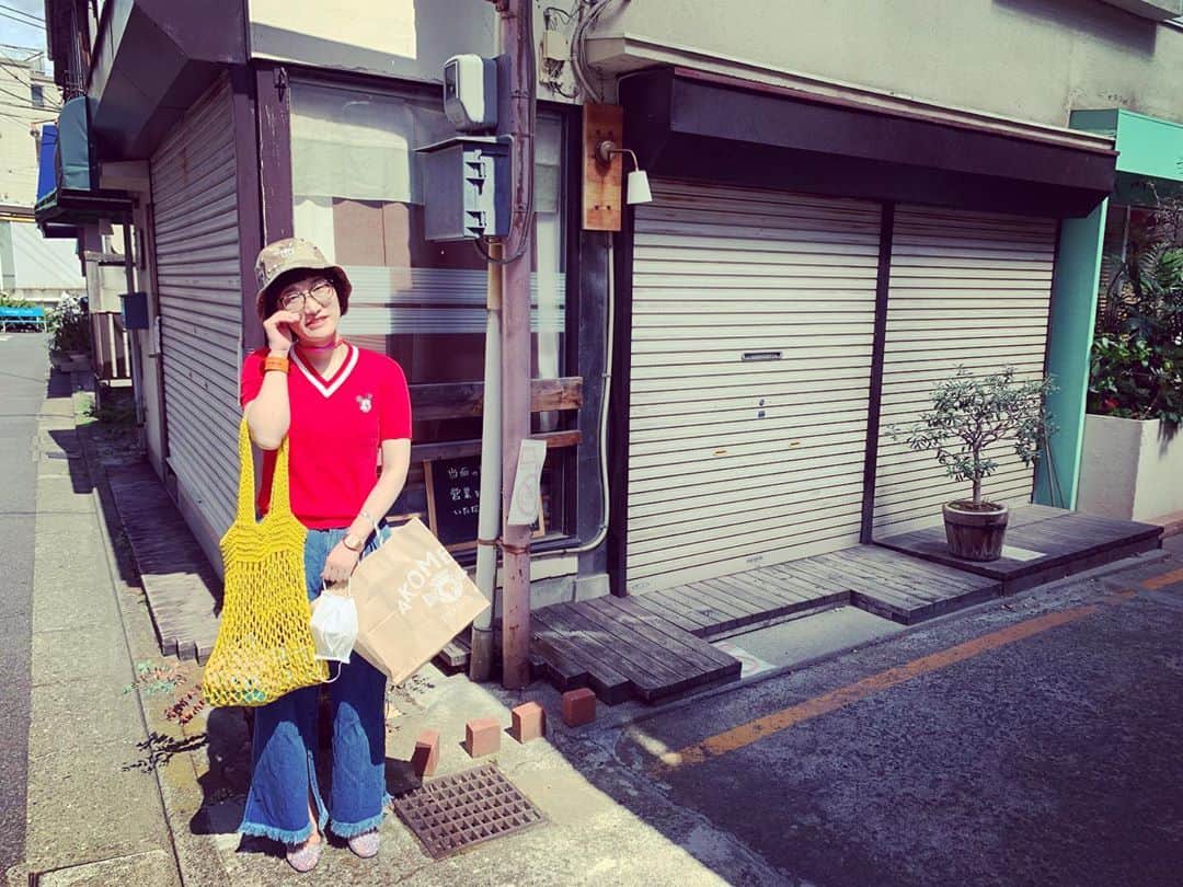 松浦志穂のインスタグラム：「パンとスープとネコ日和🍞🍲🐈ロケ地の松陰神社前のOLUOLU🍩行ってみたら思い切り休み。どの角度から見ても休み。コロナの影響で何ヶ月も開いてないみたいで😢とても残念でしたがずっと行ってみたかった松陰神社前の街の雰囲気は思ってた通り良かった🍵かれこれ1か月くらい前の話。 ・ #パンとスープとネコ日和  #松陰神社前  #ロケ地」