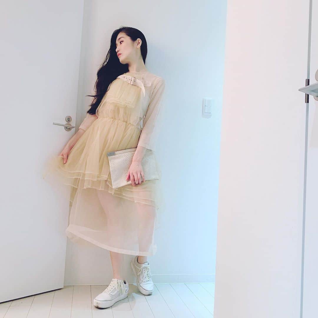 のインスタグラム：「今日も接骨院へ♡ 鍼を打ってもらいまーす♡ わくわく♡ メッシュワンピース　#noirkeininomiya  蛇柄クラッチバッグ　#maisonmargiela  蛇柄スニーカー　#vans  #コーデ　#コーディネート　#今日のコーデ　#ootd #通院」