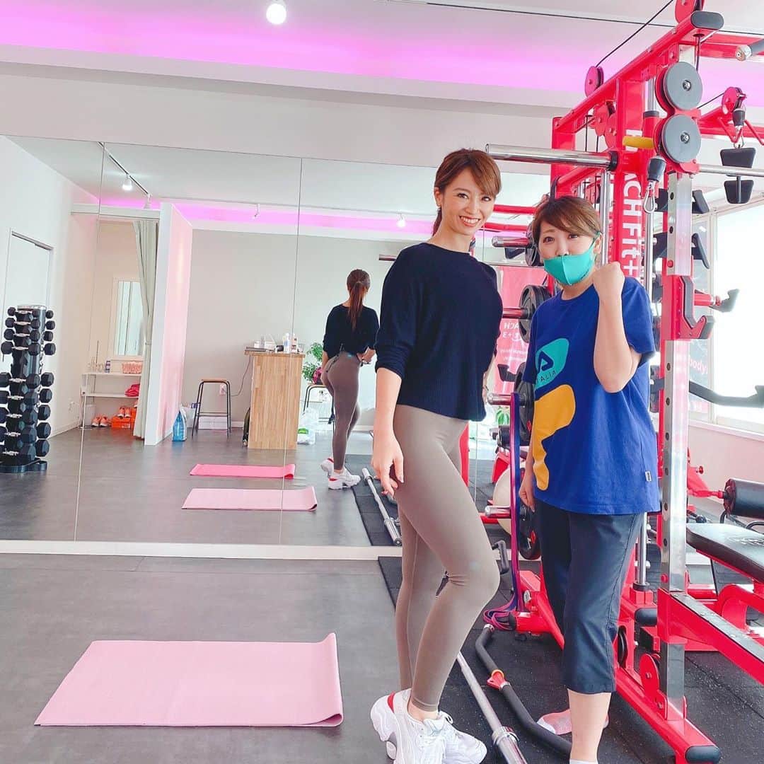太陽チャンネルのインスタグラム：「今日は🍑尻とくびれに特化した 女性専用パーソナルジム  @peach.fit_eriko  行ってきました🥺💕 インスタでえりこさん発見した瞬間 …この人だ😭😭✨！！！と 運命感じて即DM✉ 念願のトレーニング日！ 生えりこさん超美しすぎて直視できなかった😹 みてこの顔の小ささ！🍑尻！！ 横のわたしがひどすぎるけど、これからのモチベーションのためにアップします😂 丁寧に食事指導とカウンセリングしていただいて、 尻トレ🍑🍑🍑 目からうろこすぎる食事指導で帰り道、 即プロテインドリンク買って飲んだ🤣 わたし、変わります😤 このだらしないbody覚えといてねw えりこさん今日はありがとうございました！またよろしくお願いします🙇‍♀️💕  #パーソナルジム #プロテイン女子 #🍑尻 #鳥取ジム #パーソナルトレーニング」