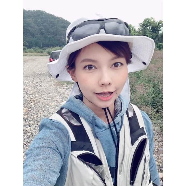 藤谷香々のインスタグラム：「今年最後の鮎釣り！！長良川2回目♩ . . . 今日は不調すぎてたった2匹だけ..w 長良川は個人的にあと 1歩前に出たら確実に 流されるような 流れと深さなので怖い。 流れる覚悟をしていつも 川には入ってるw . .  今年はたくさん釣果が 更新できていい年でした♡ youtube始めようと いじってるけど分からへんw . . . 鮎釣りの皆さん今年も お疲れ様でしたっ♩ . . . #鮎釣り #鮎 #長良川 #岐阜県 #釣りガール　#ショートヘア」