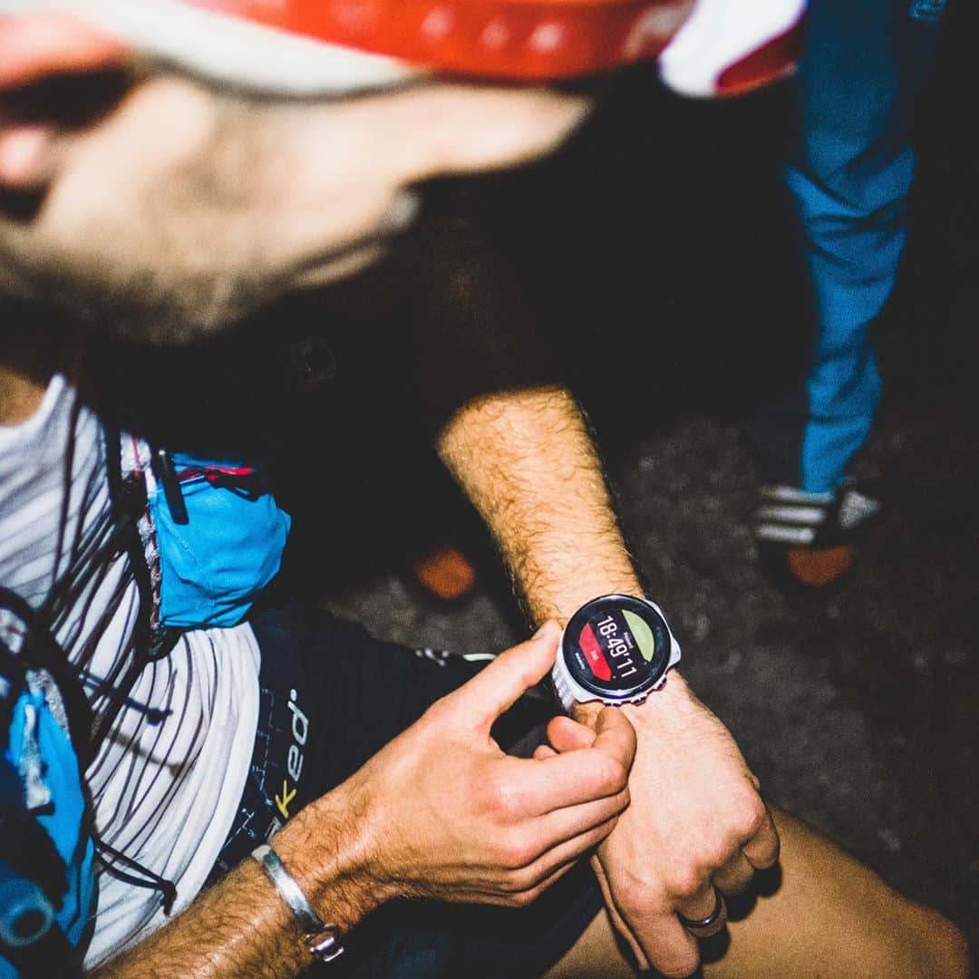 Suuntoさんのインスタグラム写真 - (SuuntoInstagram)「The season of the FKT continues with an impressive new record set by Suunto athlete Ryan Montgomery on the #WonderlandTrail in #MountRainier National Park. @ultra.ryan set off at 03:12am on Saturday, and finished 18:49:11 later, setting a new unsupported FKT record. The Wonderland Trail is 149.7 km with 6700 m elevation. Sound tough? Add to that the fact Ryan slipped on a wet rock 56 km in and cut his arm deeply, but kept going! "From bear sightings at sunrise, to endless river crosses, to panoramic views up on the mountain, I think The Wonderland Trail FKT is a necessary adventure for any trail runner," he said afterwards. Show Ryan some love with a like below! And click the link in our bio to check out our story about the season of the FKT, too. 📷 @nickmdanielson @ryanthrower  #suunto9 #ultrarunning #trailrunning #fkt #fastestknowntime」10月5日 19時57分 - suunto