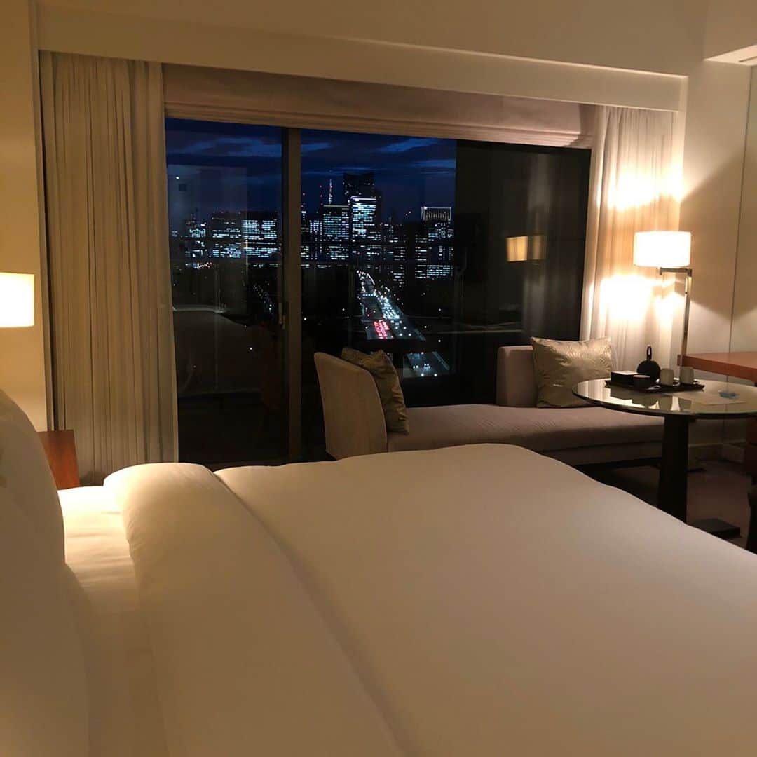 Palace Hotel Tokyo / パレスホテル東京さんのインスタグラム写真 - (Palace Hotel Tokyo / パレスホテル東京Instagram)「窓外に広がる美しい夜景を独り占め。穏やかな時間に身を任せて。  City lights illuminate the night of Tokyo. Relax while having this view all to yourself.  #夜景が綺麗 #景色が綺麗 #東京の街 #眺めのいい部屋 #バルコニー #客室 #ホテルステイ #ホテルライフ #ステイケーション #丸の内 #パレスホテル東京 #roomwithaview #tokyoview #balcony #balconyroom #hotelroom #hotelrooms #nightview #citylights #staycation #uncommontravel #lhwtraveler #FutureTravelGuide #Marunouchi #PalaceHotelTokyo」10月5日 19時57分 - palacehoteltokyo