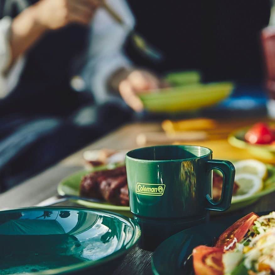 Coleman Japanのインスタグラム：「カラフルなテーブルウェアを揃えたら毎日の食卓がハッピーに😀 ♪  スタッキングがしやすく、油汚れも簡単にすぐ落ちるから後片付けも楽々👌 ・ ・ ・ #灯そうColeman #灯そうコールマン #灯そう #Coleman #コールマン #Lantern #ランタン #LEDランタン #Camp #キャンプ #Outdoor #アウトドア #イージークリーンマグ ︎#イージークリーンボウル ︎#イージークリーンプレート」