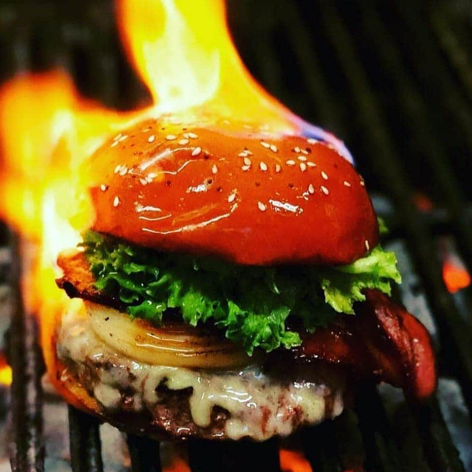 Kua 'Aina UKさんのインスタグラム写真 - (Kua 'Aina UKInstagram)「Got those Monday blues??  Add a bit of fire to your Monday with a lava grilled burger 🤪🤪  You know you want to」10月5日 19時58分 - kuaainauk