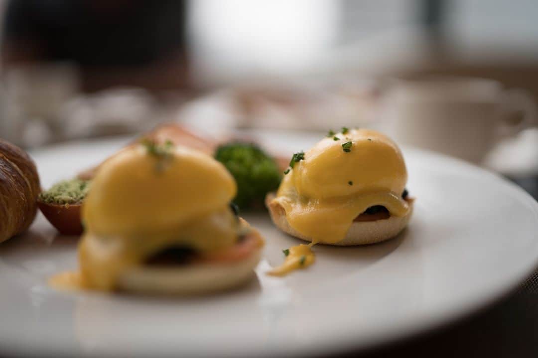 Conrad Tokyoのインスタグラム：「コンラッド東京のルームサービスでは、豊富なご朝食メニューをご用意しております。綺麗な景色を眺めながら、時間の許す限りステイケーションをご堪能ください  Conrad Tokyo's in-room breakfast offers a rich breakfast menu from our restaurant Cerise. In the morning, enjoy a beautiful view and enjoy your stay as long as your own time allows!  Share your own images with us by tagging @conrad_tokyo  —————————————————————  #コンラッド東京 #コンラッド #ホテル #汐留 #東京 #スイート #ホテルステイ #港区 #ステイケーション #GoToキャンペーン  #ConradTokyo #StayInspired #suite #Shiodome #Shinbashi #staycation #conradsuite #gototravel」