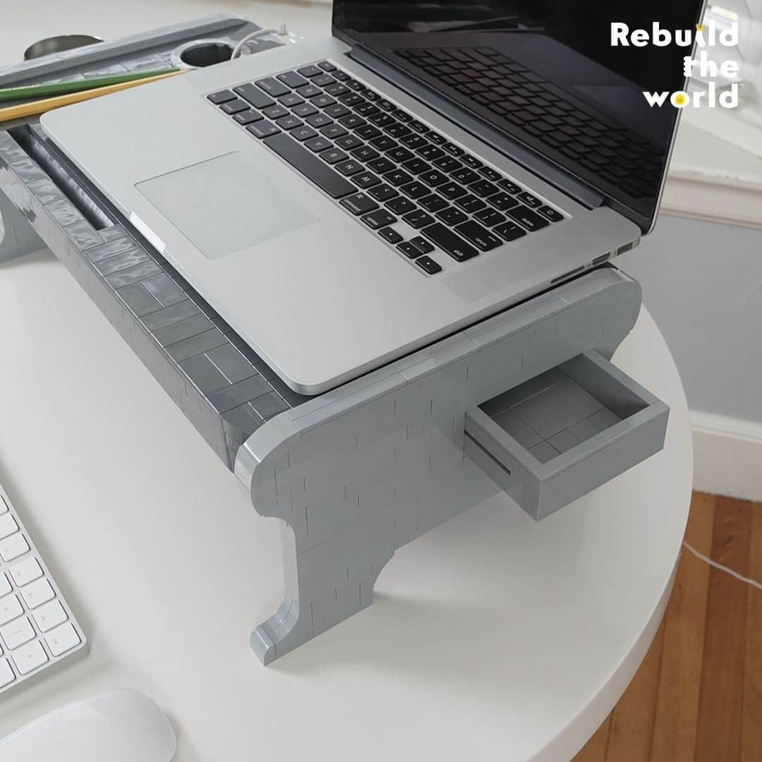 LEGOさんのインスタグラム写真 - (LEGOInstagram)「Sleek design, storage drawers, cable management, and a secret compartment! What more could you want from this laptop riser/monitor stand?  #LEGOHacks #RebuildTheWorld #laptop」10月5日 20時00分 - lego