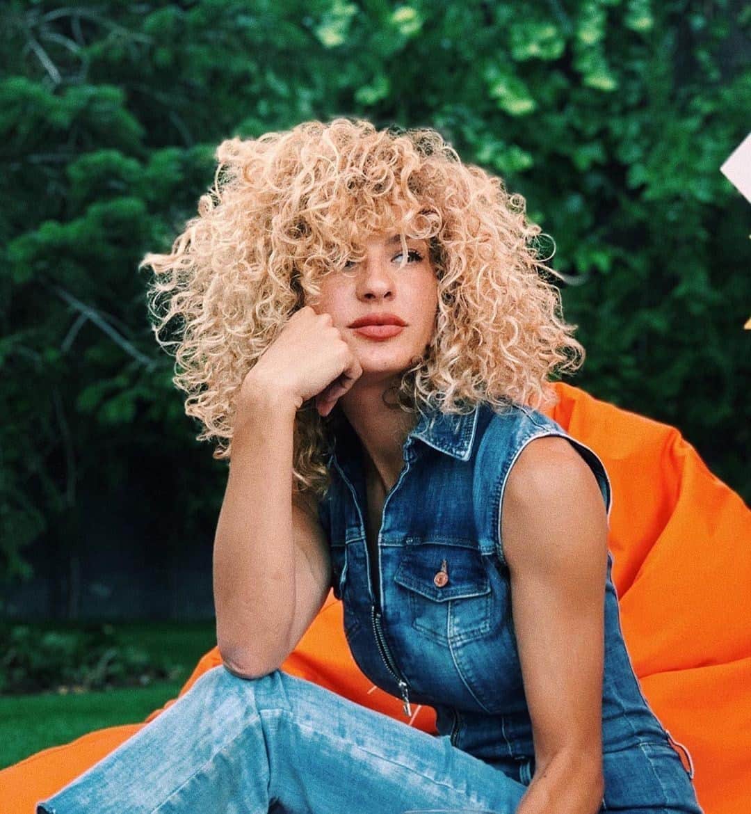 ゲスのインスタグラム：「@sheila.casas lleva una nueva ola de calor 🔥 #LoveGUESS」