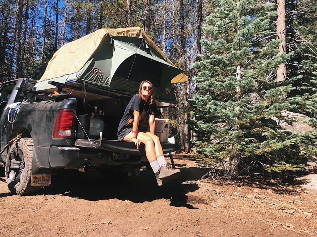ローラ・ジェームスさんのインスタグラム写真 - (ローラ・ジェームスInstagram)「I’m too tired to think of a caption sry 🦥🌲🍃🍂😴  . . . . .  #travel #outdoors #roadtrip #hiking #camping #patagonia #getoutside #trucktent」10月6日 1時27分 - lauraellenjames