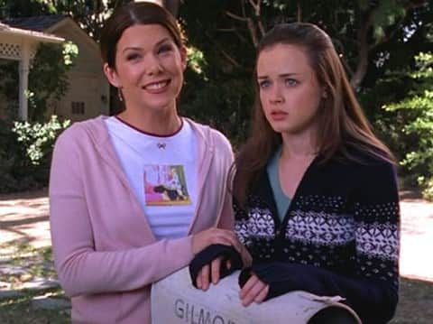 E! Onlineさんのインスタグラム写真 - (E! OnlineInstagram)「Oy with the bombshells, already! Apparently Lauren Graham almost didn't play Lorelai Gilmore. 😱 That story, and 20 other secrets we never knew about #GilmoreGirls, is at the link in our bio. (📷: Netflix)」10月6日 1時30分 - enews