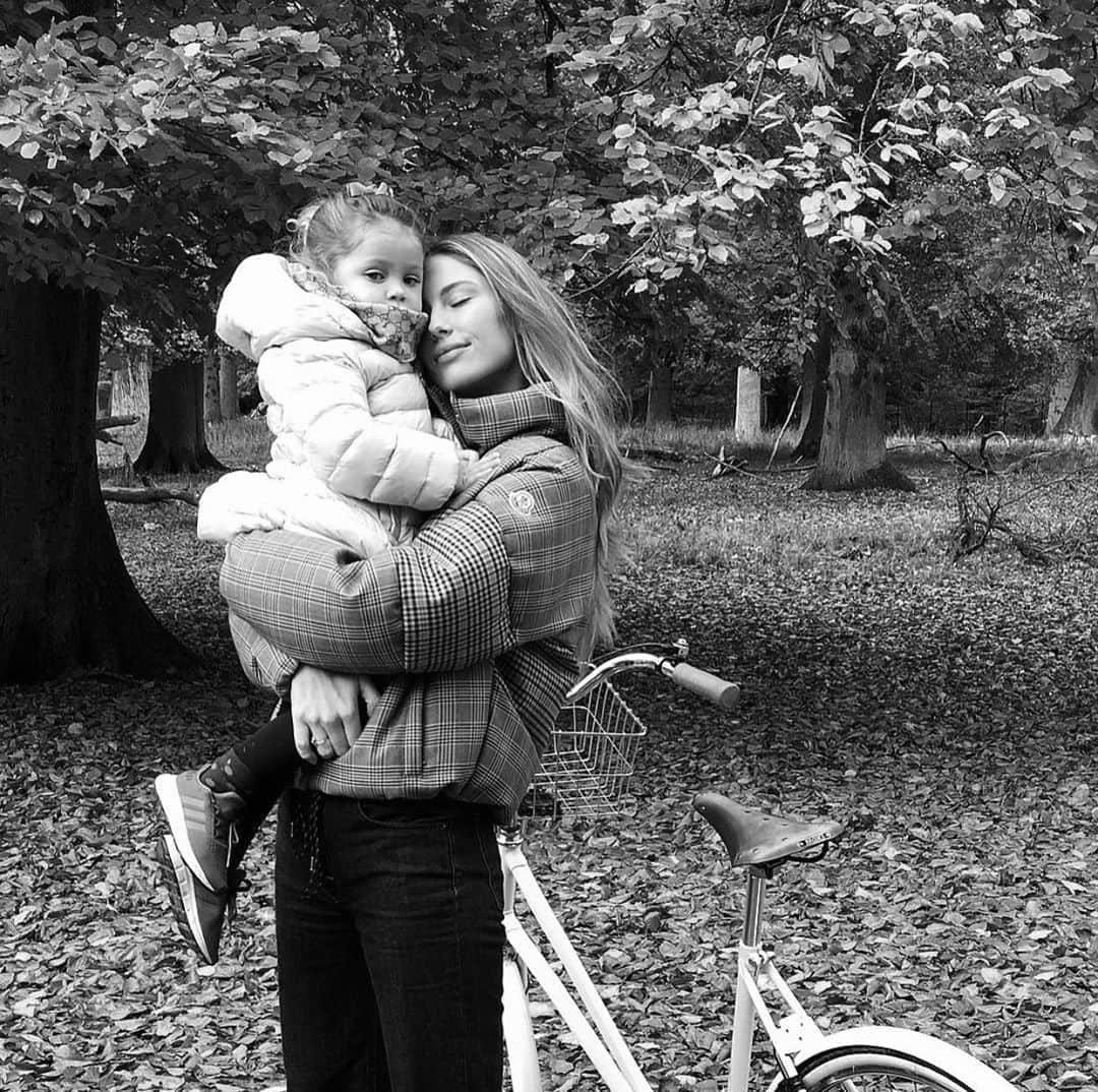 Mathilde Goehlerのインスタグラム：「Two years ago, and today was the same, leaves everywhere and lots of hugs 🐻」