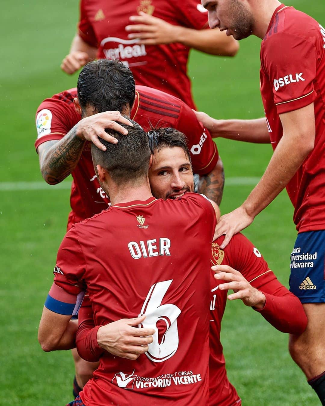 LFPさんのインスタグラム写真 - (LFPInstagram)「R E D  P A S S I O N! ❤️❤️❤️  La familia rojilla... ❤️❤️❤️  #Osasuna #Oier #Calleri #LaLigaSantander #LaLiga #HayQueVivirla」10月5日 20時03分 - laliga