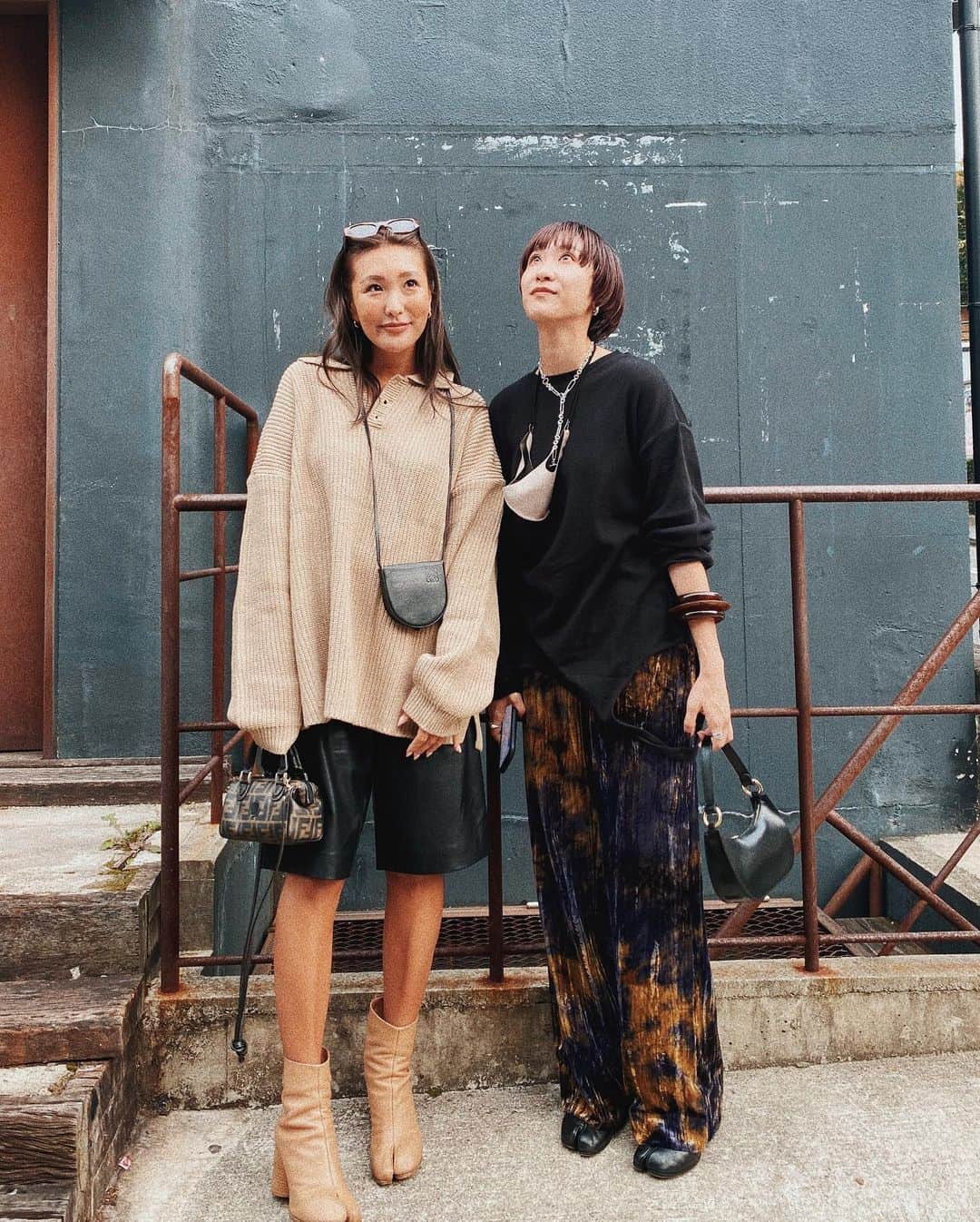 小竹麻美のインスタグラム：「久しぶりの姉妹ショット。謎の上むき。🙄 ポロニットは可愛すぎる後輩 @hinako_miyashita のブランド @felim__ の💕今年はえり付きが流行ってるよね♡2枚目にタグ付けしてます✌🏼」