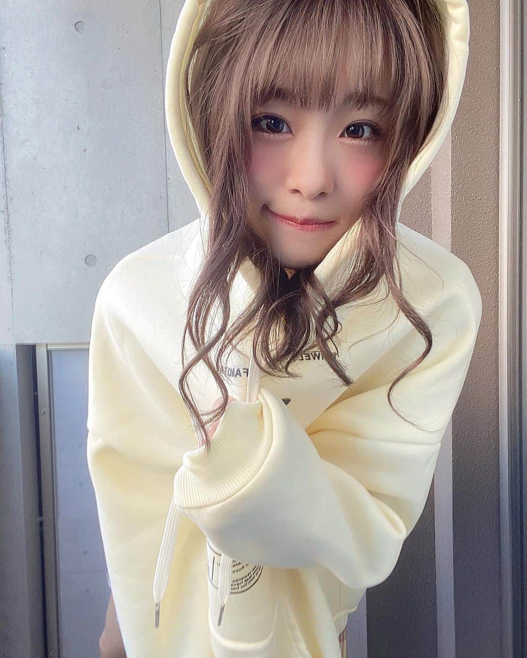 村上ゆりのインスタグラム：「🍁 ・ ・ ・ 寒くなるのは嫌だけどパーカー解禁は嬉しい❤︎ ・  #hair #ポートレート #撮影 #モデル #model #タレント #smile #笑顔 #幸せ #happy #晴れ #sunny #☀ #❤️ #selfie  #東京 #tokyo #japanese  #秋コーデ  #2020 #autumn #彼女感 #おうち時間 #stayhome #new #thankyou #プチプラミックス」