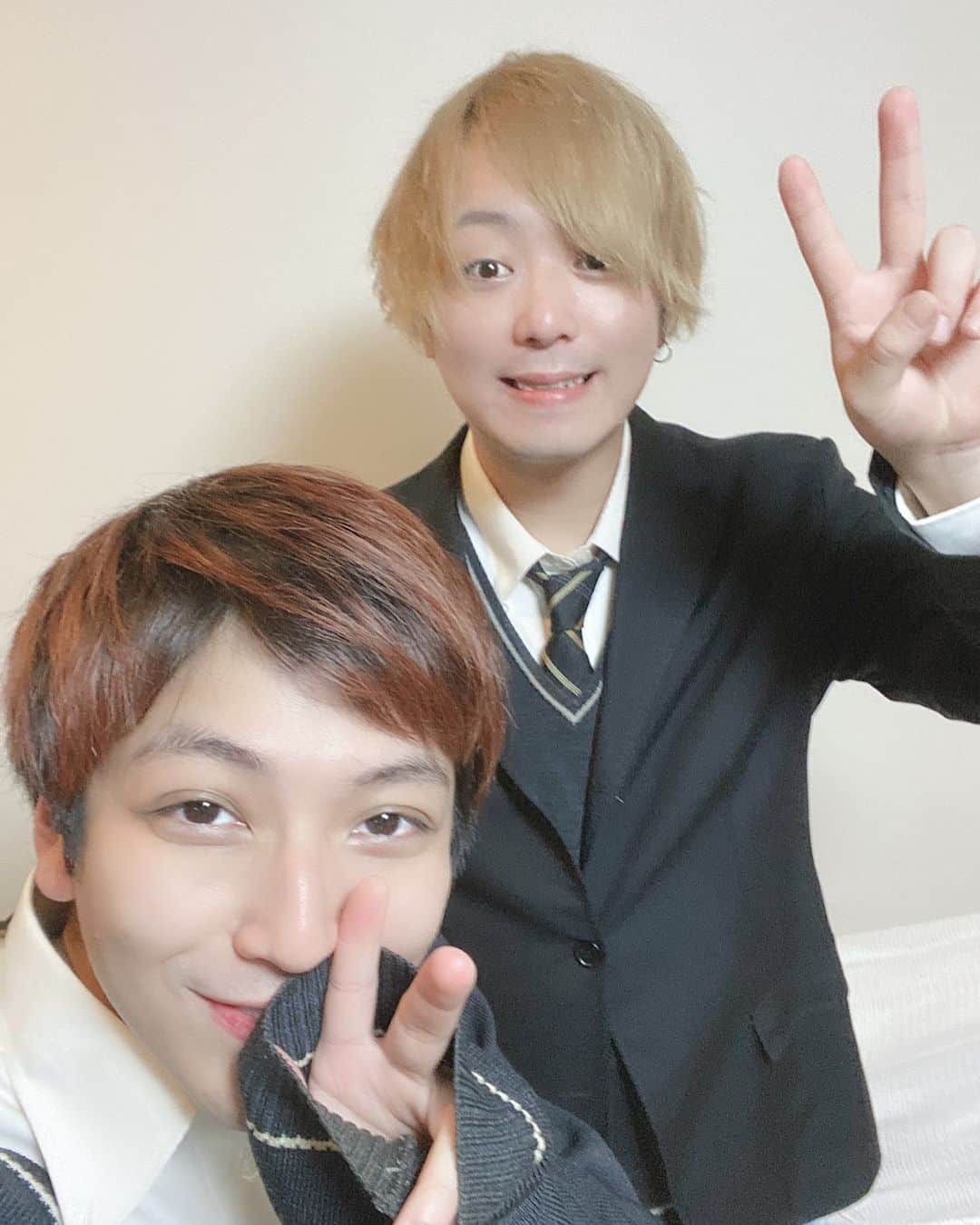 ジローのインスタグラム：「高校生には戻れないという結論。 #高校 #アラサー」