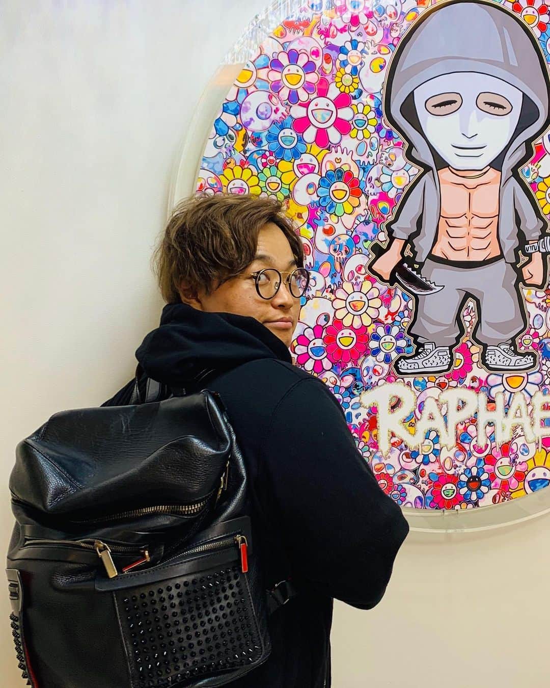 のインスタグラム：「ラファエルさんご結婚おめでとうございます㊗️ 僕に何故かルブタンのリュックをくれました。恐らくこのまま愛人生活を続けろという事だと解釈させていただきます。ラファさんお幸せに🎉 #YouTube #ラファエル　さん #結婚 #おめでとうございます㊗️ #ChristianLouboutin #ルブタン #リュック #愛人 #パパって呼ぼう #いやパパエルやな #もうええてぇ #お幸せに」