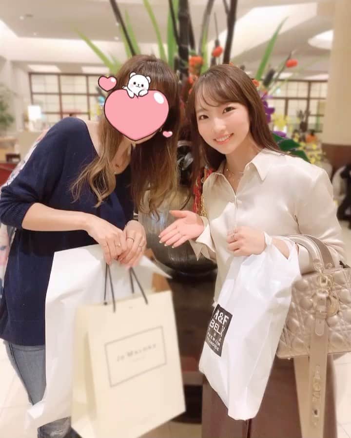 のインスタグラム：「❤️❤️❤️ちえ様と💍❤️❤️❤️ ハートエタニティピアス ハートエタニティリングに続き エメラルドカットのダイヤモンドリングと 1.5ctのハーフエタニティリングの2点 オーダーいただきました🥺🙇‍♀️✨ ご着用のお写真もありがとうございます✨💓💎 ・ お忙しいなかお時間いただき ありがとうございます🥺😭 ・ 1.5ctのハーフエタニティリングは 仕上がったのですがわたしが納得いかず いろいろとちえ様にご相談させていただき 一からおつくりしてます🥺🙇‍♀️ お時間いただき申し訳ございません😭🙇‍♀️ 1.5ctのハーフエタニティリング あと2週間くらいで仕上がるので とっても楽しみです🥺✨💕 ・ ・ 1歳と2歳のお子様がいらっしゃるので ベビーリングをつくってみたら可愛くて🥺💍 プレゼント&ラブイズの商品化に🥰✨ ・ まみちゃんからもベビーリングのオーダー 本当に嬉しいです🥰仕上がりが楽しみ💓✨ ・ ・ たくさんの素敵なお客様に出会えて幸せです🥺 ちえ様とお話しもっとしたかったです🙇‍♀️✨ また来年夏、北海道でお会いしましょ〜🥰🙇‍♀️✨ ・ ・ #出会いに感謝  #ラブイズ  #エメラルドカットダイヤモンド  #ピンクゴールドリング  #オーダーメイドリング  ・ ❤️❤️❤️」