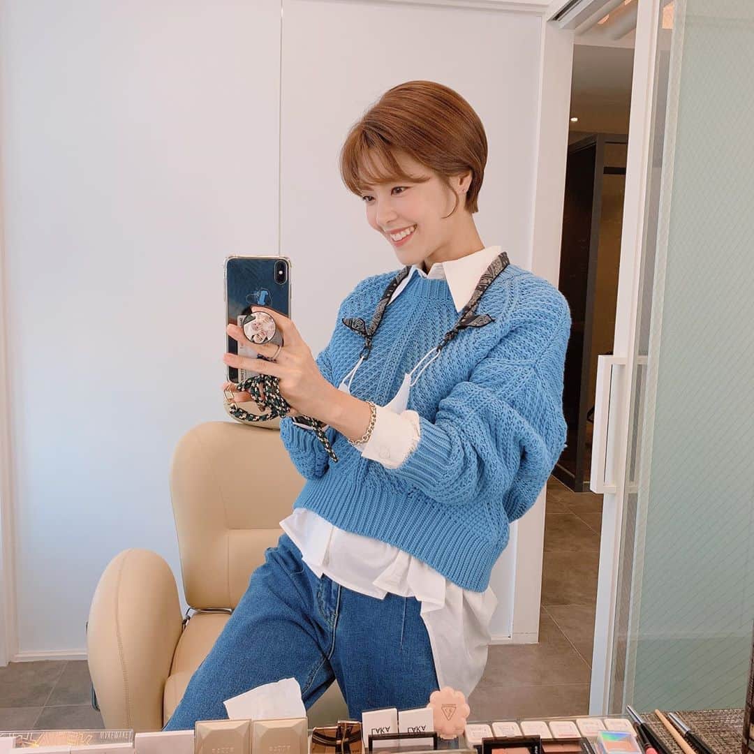 イ・ユンジのインスタグラム：「그녀는 오늘 오랜만에만나는 #거울그녀 덕에 기분이가 좋았다고 한다.#잘지냈니#요즘어때#자주얼굴좀보여주라」