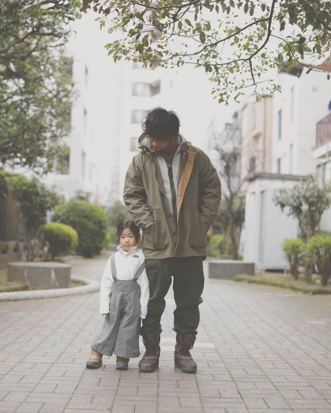 TANYのインスタグラム：「撮影でした。  撮る側ではなく撮られる側だったので、 グリップスワニーさんに @gripswany   スタイリングして頂きました^_^  家族でのキャンプコーデスタイル。 プライベートキャンプでもグリップスワニーさんでスタイリングすることが多いので、よかったらグリップスワニーさんをチェックしてみてください^_^  いつもありがとうございます^_^  @gripswany  #gripswany」
