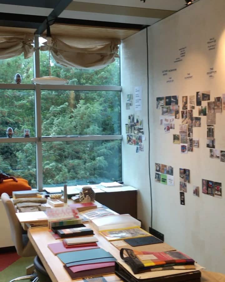 ジャンポールレスパナールのインスタグラム：「. Welcome in my @silversquare.eu office #interiordesign #laboratory」