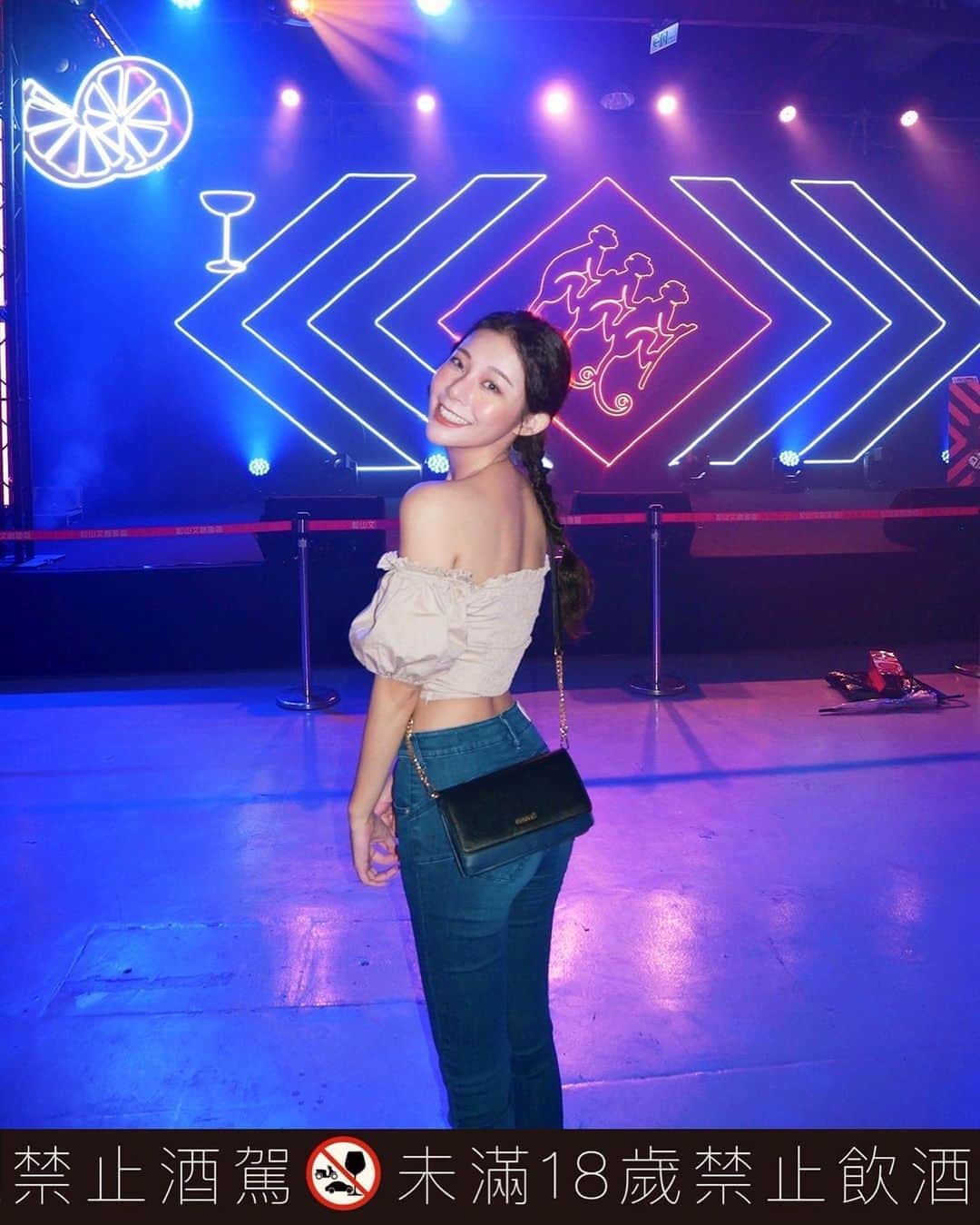 張香香のインスタグラム：「那天去活動現場有遊戲可以玩 有玖壹壹的表演可以看 最重要的是有我最愛的酒！ 實在是太幸福了🤤🥃❤️ 我直接喝到活動結束散場還繼續喝哈哈哈哈😳🤣 和我一樣愛喝酒的捧油舉手🙋🏻和我相認一下！ 串聯全省酒吧 調酒優惠喝起來～～～ 立馬搜尋🔍「三隻猴子」   #我的場子就喝猴子 #喝一隻不夠 #就喝三隻猴子 #MonkeyShoulder」