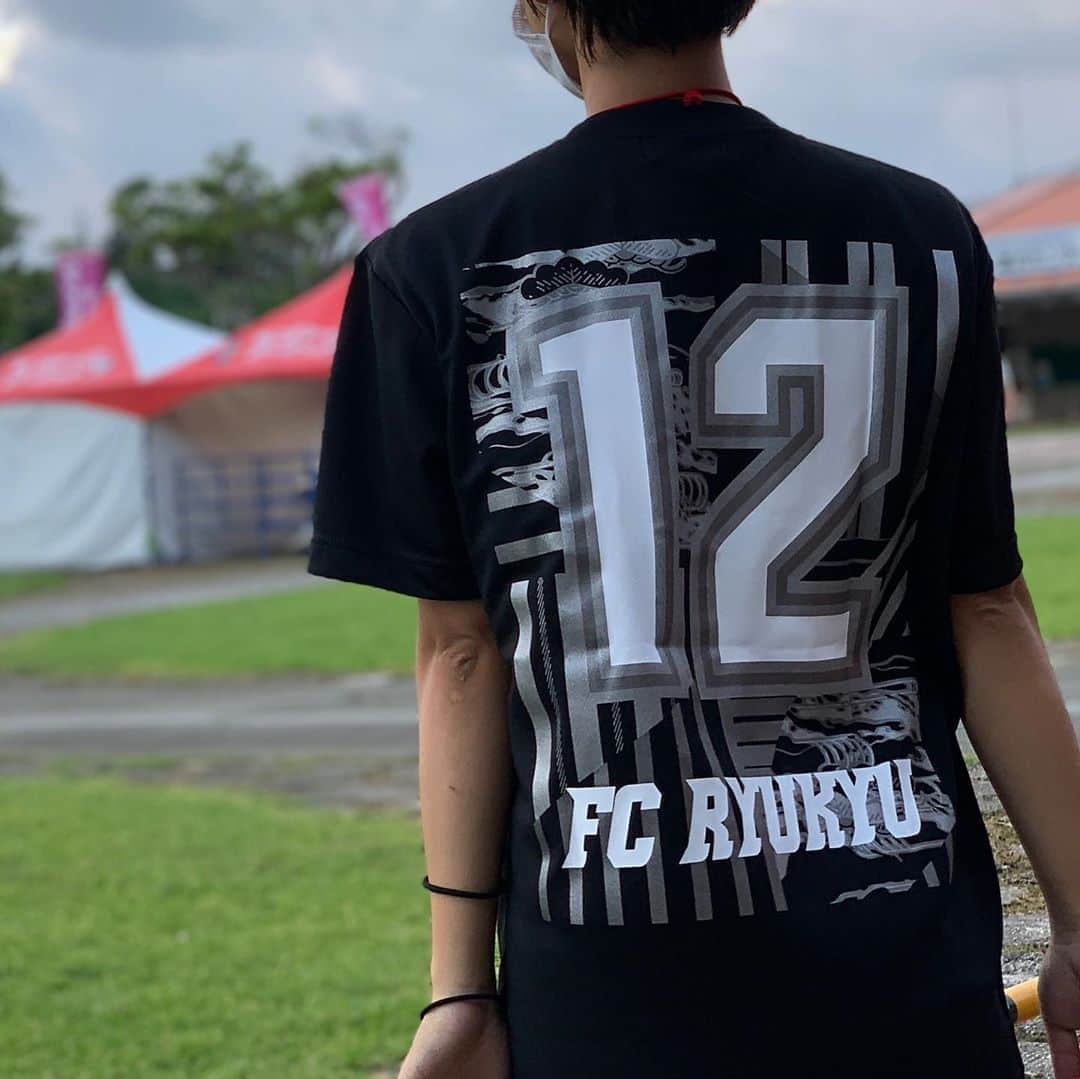 FC琉球さんのインスタグラム写真 - (FC琉球Instagram)「#コンフィットTシャツ 👕新登場‼️  先日のホームゲーム会場で発売したコンフィットTシャツがまもなくオンラインショップに登場します！ 乞うご期待下さい！  ホームゲーム会場ではベンガラとブラックの2色の販売でしたがオンラインショップでは… お楽しみに！  #FC琉球#FCRYUKYU#沖縄#okinawa #琉球#jleague #Jリーグ#J2#サッカー#football#soccer #dazn #首里城 #shurijo#琉球再興#revive#sfida #homegame#ticket#琉チケ#夢パス」10月5日 20時09分 - fcryukyu