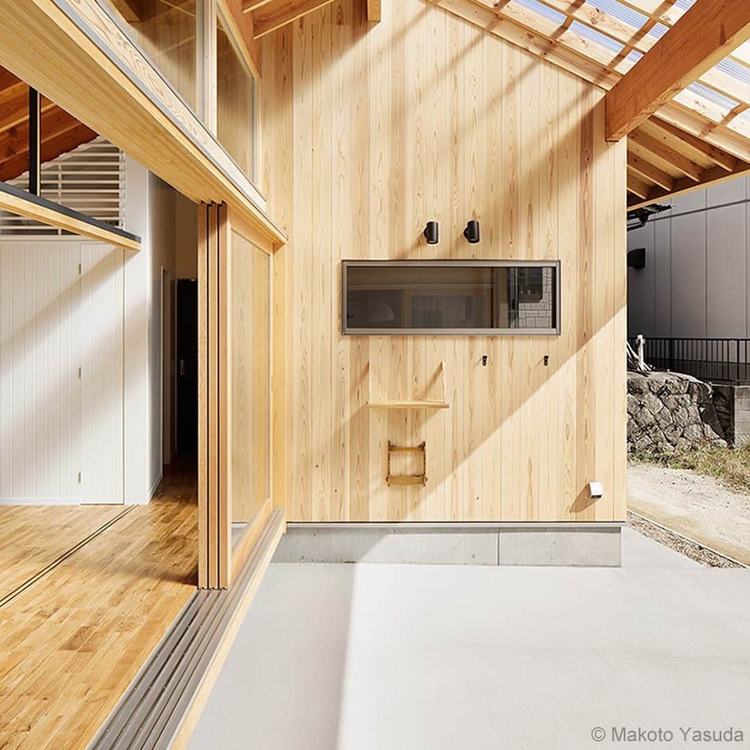 SUVACOさんのインスタグラム写真 - (SUVACOInstagram)「この家は平屋なのですが、実はゆるやかに曲がった形をしています。そうすることで、曲がったその先の空間が、移動するたび、見えたり、隠れたり。﻿ ﻿ designed by ティー・プロダクツ建築設計事務所﻿  ↓↓↓ この事例をもっと見るなら ↓↓↓﻿ https://suvaco.jp/project/magariya-TOKI﻿ ﻿ #平屋外観 #平屋の間取り #平屋暮らし  #いい家 #今日のいい家 #自分らしい家 #家づくりを楽しむ #施工例 #建築 #デザイン住宅 #architecture #archidaily #archilovers #houseportrait #renovation #ティー・プロダクツ建築設計事務所 # SUVACO #スバコ #SUVACO編集部 #注文住宅 #家づくり #建築家」10月5日 20時09分 - suvaco.jp
