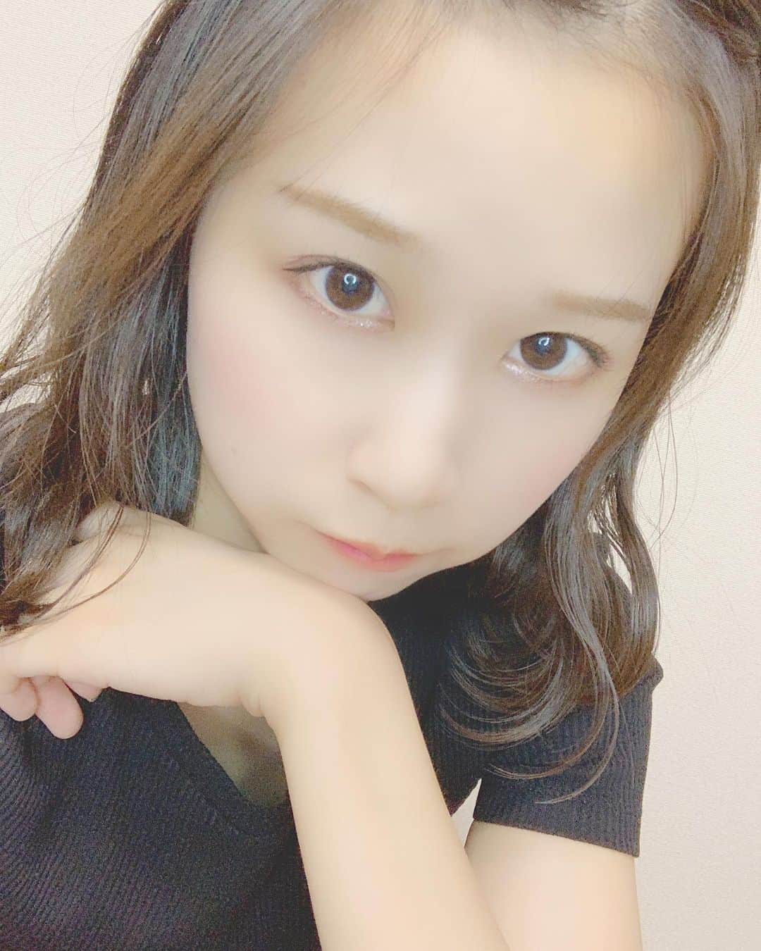 八木沙季のインスタグラム：「👼👼 . 珍しいおでこ出し写真😅あせあせ .」