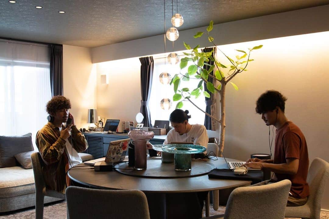 上村翔平さんのインスタグラム写真 - (上村翔平Instagram)「THREE1989 #制作合宿 in 京都﻿ ﻿ 新曲制作で合宿をしたのは初めてでした✈️﻿ ﻿ 京都の街並みや料理に刺激を受け、ホテルにて制作。﻿ ﻿ そして大きなアイランドキッチンではしゃぎながら料理したりと修学旅行のような時間をすごしました。笑﻿ ﻿ チームで久々にゆっくりした時間を過ごせたことで、THREE1989のこれからのスタイルやこれまでの事を話し合えたり、初心をまた思い出させてくれた合宿でした。﻿ ﻿ 2020年も僅かですが、2021年という次の時代へ既に走り出せました。﻿ ﻿ 新しいTHREE1989に期待してくれると嬉しいな。﻿ ﻿ 良いチームが側に居てくれる事に改めて『ありがとう』と思えた合宿でした。﻿ ﻿ チャンチャン♪﻿ ﻿ 《Special Thanks》﻿ @hotel_mastay  #HotelMastay神宮道﻿ @three1989tokyo  #THREE1989﻿ ﻿ 《宿泊キャンペーン》﻿ ○Hotel Mastay神宮道のDMかメールからの予約時に【『Shohey Uemura』のインスタを観た】で10%Off﻿ ○更に宿泊時にホテルをタグ付けして投稿で5%Off」10月5日 20時19分 - shoheyuemura