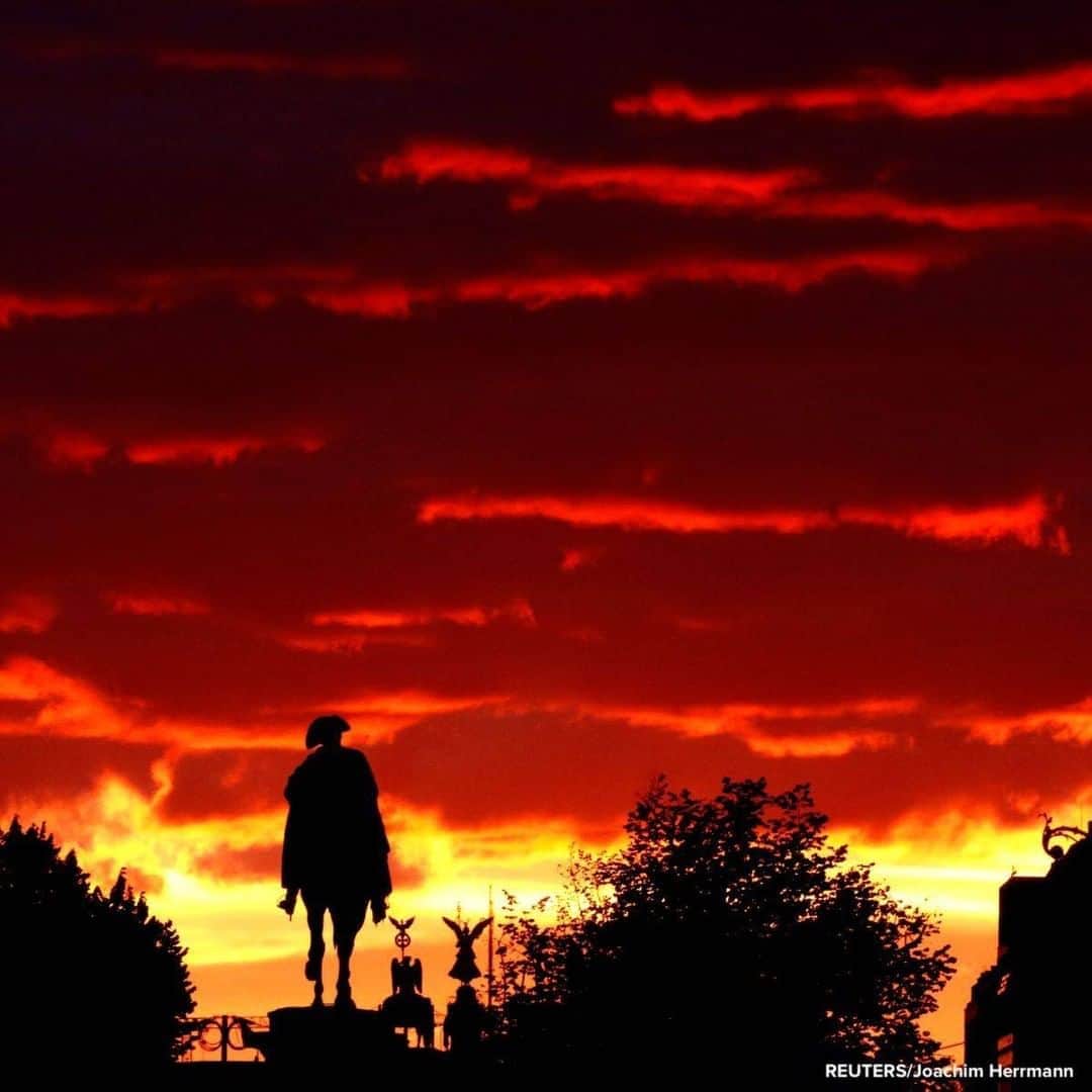 ABC Newsさんのインスタグラム写真 - (ABC NewsInstagram)「The sun sets behind the equestrian statue of Frederick the Great in Berlin, Germany.」10月5日 20時12分 - abcnews