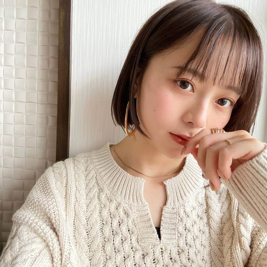 田中日菜さんのインスタグラム写真 - (田中日菜Instagram)「. 今日は気分でメイクもファッションも 落ち着いた雰囲気に😌🍁 ポイントメイクは"ちふれ"のコスメで。  アイシャドウは、好きなテラコッタブラウン。 グラデーションアイシャドウ 72番 最近リニューアルされて、めちゃくちゃ上品に仕上がる& ひと塗りでも発色がきれいで、お肌との密着度も高いから、 長時間よれないとこが◎！ スウォッチも載せてるけど、すごい綺麗でびっくりした😳！  リップは、ベージュ系に。 30色あるカラーの中から今回は、口紅 647番を💄 しっかり発色してくれて、うるおいとつやもあるのに、値段がお財布に優しい、、素晴らしすぎる、、。 リップにかぎらず、どれも手軽に買えるのがほんとにいい 🥺💕  チークは443番のオレンジ系でじゅわっと血色感を。  秋はファッションもだけど、メイクも1番好きな季節だから色々試したくなる、、、。  ちふれには色んなカラーが他にも沢山あるから、 皆さんのおすすめもぜひ教えてください🥺 . #ちふれ#chifure#おすすめちふれ#毎日ちふれ#PR#ちふれ口紅#ちふれアイシャドウ」10月5日 20時12分 - hinap_17