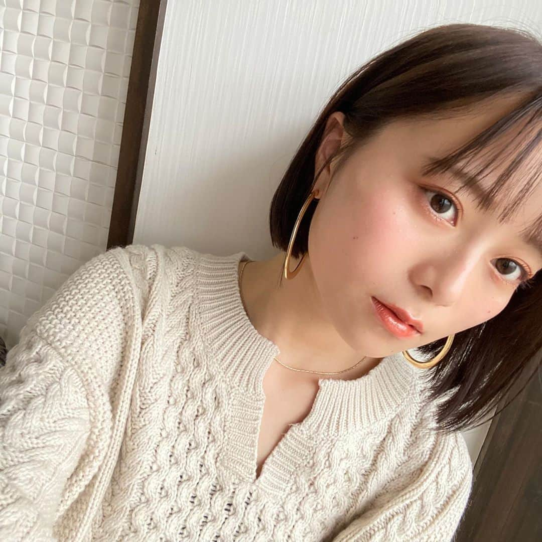 田中日菜さんのインスタグラム写真 - (田中日菜Instagram)「. 今日は気分でメイクもファッションも 落ち着いた雰囲気に😌🍁 ポイントメイクは"ちふれ"のコスメで。  アイシャドウは、好きなテラコッタブラウン。 グラデーションアイシャドウ 72番 最近リニューアルされて、めちゃくちゃ上品に仕上がる& ひと塗りでも発色がきれいで、お肌との密着度も高いから、 長時間よれないとこが◎！ スウォッチも載せてるけど、すごい綺麗でびっくりした😳！  リップは、ベージュ系に。 30色あるカラーの中から今回は、口紅 647番を💄 しっかり発色してくれて、うるおいとつやもあるのに、値段がお財布に優しい、、素晴らしすぎる、、。 リップにかぎらず、どれも手軽に買えるのがほんとにいい 🥺💕  チークは443番のオレンジ系でじゅわっと血色感を。  秋はファッションもだけど、メイクも1番好きな季節だから色々試したくなる、、、。  ちふれには色んなカラーが他にも沢山あるから、 皆さんのおすすめもぜひ教えてください🥺 . #ちふれ#chifure#おすすめちふれ#毎日ちふれ#PR#ちふれ口紅#ちふれアイシャドウ」10月5日 20時12分 - hinap_17