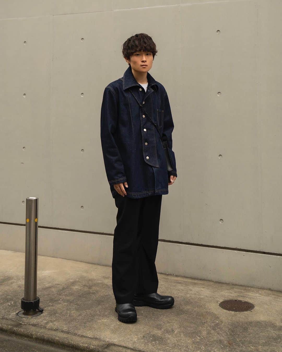 Ryoさんのインスタグラム写真 - (RyoInstagram)「ㅤㅤㅤㅤㅤㅤㅤㅤㅤㅤㅤㅤㅤ 秋はデニムが着たい気分〜🍂 デニムジャケットが苦手だったけど、 カジュアル過ぎないシャツジャケットで すごく着やすいです。 細めのストレートパンツでIラインが気分。 ㅤㅤㅤㅤㅤㅤㅤㅤㅤㅤㅤㅤㅤ shirt:#namacheko size:xs tee:#sunsea pants:#sunsea boots:#jilsander bag:#jilsander」10月5日 20時16分 - ryo__takashima