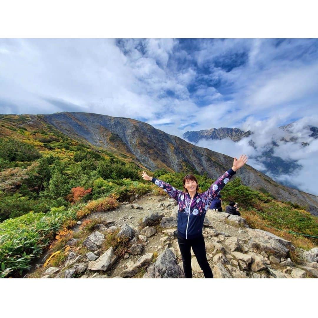 のインスタグラム：「🍁 ゴンドラで八方山🏔 絶景に感動😭‼️ 変わりやすい山の天気⛅️☔️ この時、一瞬太陽が顔を出し☀️🙌😆  そして景色を眺めたら すぐゴンドラで降りました✨  いつか八方池→唐松岳に行きたいな☺️  #長野 #白馬村 #八方尾根 #八方尾根スキー場 #八方山 #絶景 #景色 #癒される #山 #自然 #紅葉 #北アルプス」