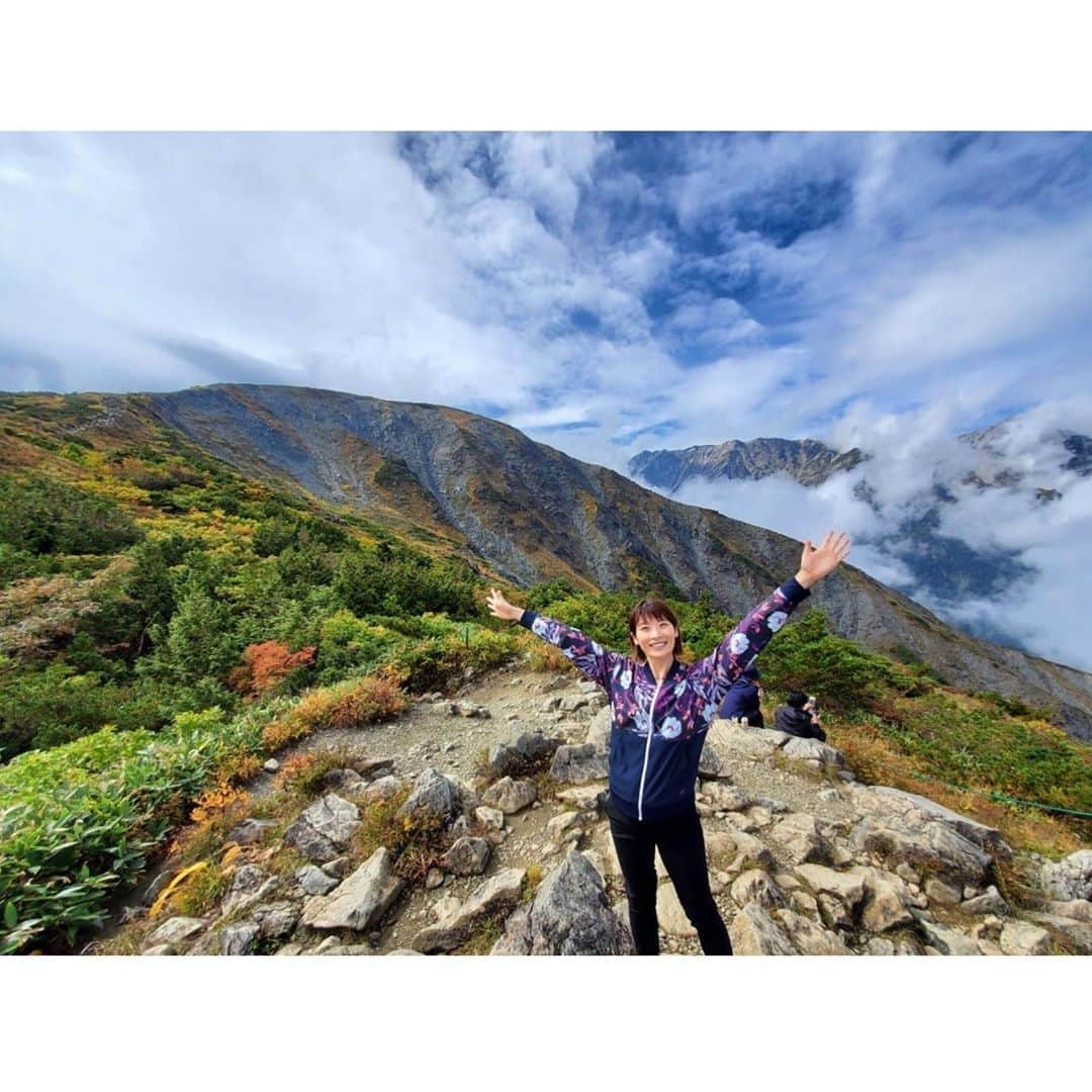 西谷綾子さんのインスタグラム写真 - (西谷綾子Instagram)「🍁 ゴンドラで八方山🏔 絶景に感動😭‼️ 変わりやすい山の天気⛅️☔️ この時、一瞬太陽が顔を出し☀️🙌😆  そして景色を眺めたら すぐゴンドラで降りました✨  いつか八方池→唐松岳に行きたいな☺️  #長野 #白馬村 #八方尾根 #八方尾根スキー場 #八方山 #絶景 #景色 #癒される #山 #自然 #紅葉 #北アルプス」10月5日 20時18分 - ayako.nishitani