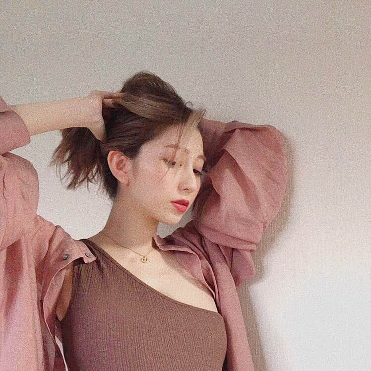 松尾 瞳のインスタグラム：「髪の長さ悩む、、😇☁️☁️ . 本当はもうちょっと短い方が似合うし好きなんだけど、これ以上切ったらくくれなくなっちゃうし、結婚式する時にもなぁ、、結婚式はエクステでいいかなもう、、、？🧐 . #髪型問題 #はやくも👶🏻に髪を掴まれた」