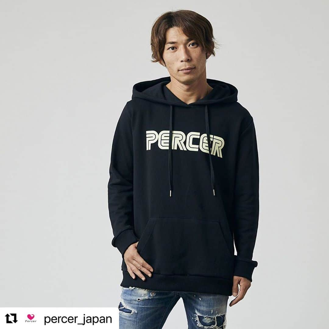 松浦拓弥さんのインスタグラム写真 - (松浦拓弥Instagram)「#Repost @percer_japan with @make_repost ・・・ 【NEW ITEM】  シンプル且つ存在感抜群なパーカーが登場。胸元に『PERCER』とシンプルなデザインとなっているが、暗い場所に行くと文字が蛍光に光るような作りとなっている。また、フードを被ると襟下部分にはペルシーロゴが刺繍されており、ワンポイントで可愛らしさも引き出す。ややゆったりとした作りとなっているため、女性がオーバーサイズで着用しても可愛さ抜群。  #percer#ペルシー#percerjapan#fashion#ファッション#apparel#アパレル#限界突破#松浦拓弥#小川航基#横浜FC#ジュビロ磐田#new#新作#soccer#サッカー#football#フットボールjleague#jリーグ#heart#ハート#tshirt#tシャツ#hooded sweatshirt#hoodie#パーカー#luxury#logo#mirror」10月5日 20時21分 - matsu111111