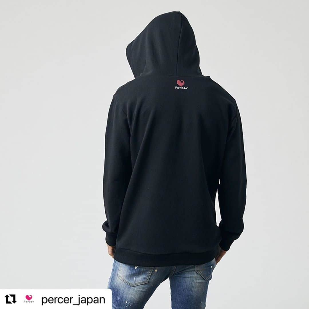 松浦拓弥さんのインスタグラム写真 - (松浦拓弥Instagram)「#Repost @percer_japan with @make_repost ・・・ 【NEW ITEM】  シンプル且つ存在感抜群なパーカーが登場。胸元に『PERCER』とシンプルなデザインとなっているが、暗い場所に行くと文字が蛍光に光るような作りとなっている。また、フードを被ると襟下部分にはペルシーロゴが刺繍されており、ワンポイントで可愛らしさも引き出す。ややゆったりとした作りとなっているため、女性がオーバーサイズで着用しても可愛さ抜群。  #percer#ペルシー#percerjapan#fashion#ファッション#apparel#アパレル#限界突破#松浦拓弥#小川航基#横浜FC#ジュビロ磐田#new#新作#soccer#サッカー#football#フットボールjleague#jリーグ#heart#ハート#tshirt#tシャツ#hooded sweatshirt#hoodie#パーカー#luxury#logo#mirror」10月5日 20時21分 - matsu111111