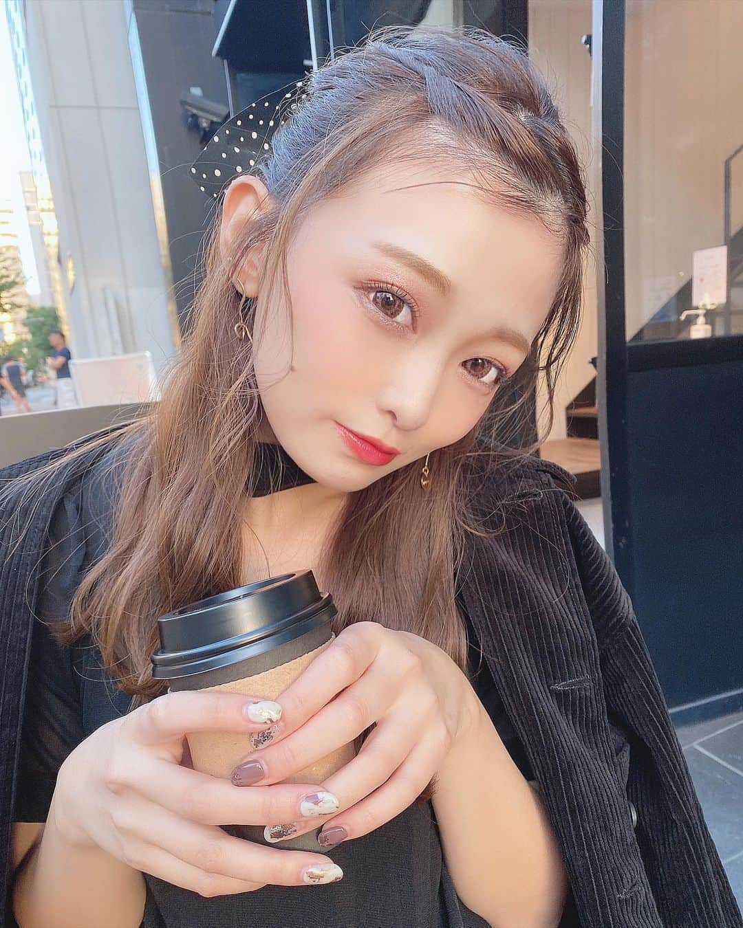 のインスタグラム：「﻿ ﻿ ﻿ 明日先行発売のニュアンスラインピアス♡﻿ ﻿ 最近お気に入りでよく付けてる🙈💓﻿ くねくねしてるの🙃﻿ ﻿ ﻿ あと久しぶりにアレンジしたよ〜💓﻿ やっぱり可愛いアレンジ見つけると楽しい〜！！！﻿ ﻿ これハーフアップして、前髪ねじってあげてるだけだよ💓﻿ ﻿ merueからもヘアアクセ出せるように﻿ 妥協せず、頑張ってるのでお待ちを...💓照﻿ ﻿ そしてデートだったので、ピンクメイクにしてみた🙊﻿ 全身ブラックコーデだったので少し濃い目に👀﻿ ﻿ 動画撮ったから載せるね〜！！！﻿ ﻿ ﻿ #カラコン #アイメイク #ラッシュリフト﻿ #シルバーアクセサリー #デカ目メイク #コスメ ﻿ #コスメ好き  #自まつ毛メイク #りなてぃー ﻿ ﻿ ﻿ 久しぶりに何も気にせず、ごはんに行ってくる〜！﻿ 嬉しすぎてわくわく〜🥺💓💓💓﻿ ﻿ ﻿ ﻿ ﻿ ﻿ ﻿」