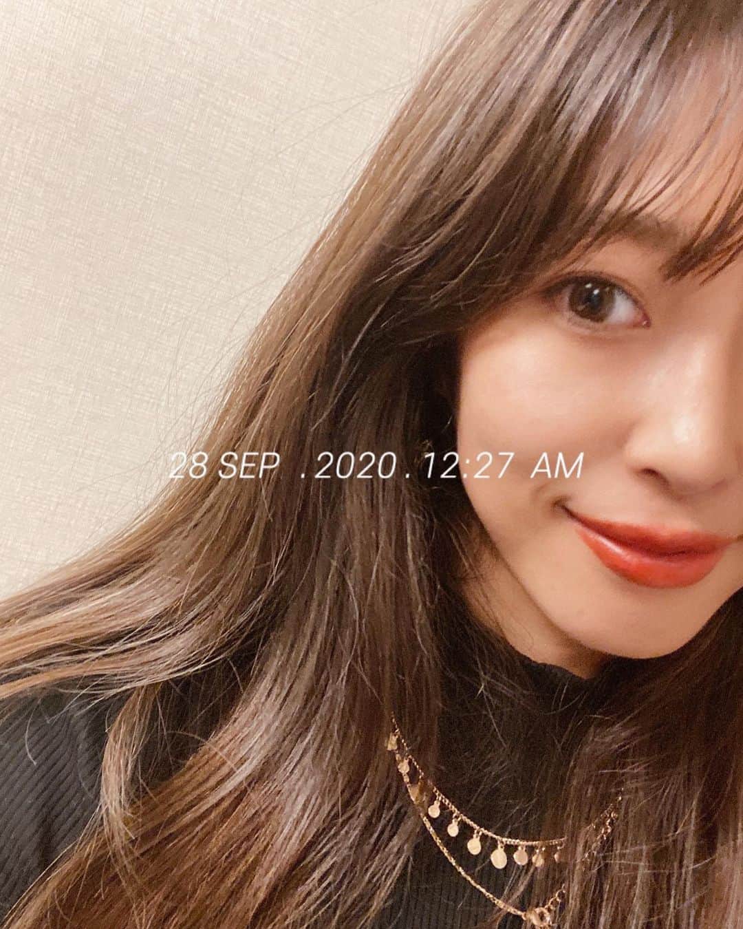森山菜々のインスタグラム：「. 髪色暗くしたんだ〜🧏🏽‍♀️🍂 暗くしたほうが肌ちょっと白く見える気がして仕方ない🥚 マジックだ。  前髪は自分でザクっと切りましたっ✂︎」