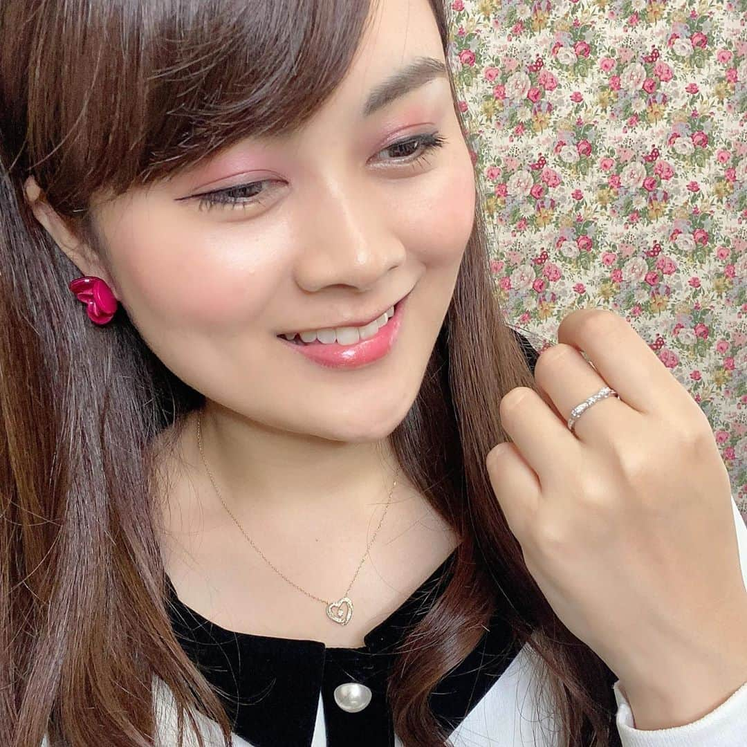 野本愛さんのインスタグラム写真 - (野本愛Instagram)「Jeweluceさん @fourlovers_jeweluce_official のダイヤモンドのリボンリングがお気に入り🥰💎✨✨﻿ ﻿ ダイヤが﻿ いっぱい敷き詰められていて、﻿ 細身だから甘すぎないし、﻿ 横から見てもリボンになっててオシャレ🥰✨✨﻿ ﻿ キラキラして可愛くて 見てて飽きない😍💕💕﻿ ﻿ やっぱりキラキラジュエリーは﻿ つけるだけで幸せな気持ちになれる❤️﻿ ﻿ 気分上がるから、運気も上がりそうだ😆✨﻿ ﻿ ラッピングも上品で素敵だから﻿ プレゼントで貰っても嬉しい❤️﻿ ﻿ 他にも可愛いデザインたくさんあるから、﻿ 見て見てね👉﻿  あと私がJeweluceのモデルとしても掲載予定だからまたお知らせするね❤️ ﻿ #jeweluce #ジュエルーチェ #リボンリング #ダイヤモンドリング #指輪 #リボンモチーフ #ジュエリー好き #楽天購入品 #楽天ルーム #楽天お買い物部 #彼女プレゼント #自分にご褒美 #お守りジュエリー #ダイヤモンド #プレゼント🎁 #キラキラ大好き #誕生日プレゼント #マニキュア #ネイルポリッシュ」10月5日 20時26分 - himemode