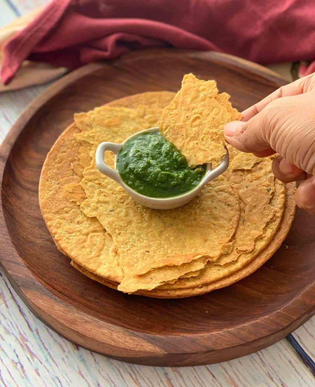 Archana's Kitchenさんのインスタグラム写真 - (Archana's KitchenInstagram)「Gujarati Khakhra is a crispy crunchy snack made from whole wheat flour and methi leaves. These delicious roti-papad can be enjoyed anytime of the day. Serve Khakhra as a tea time snack along with a cup of tea. Get the recipe from the smart.bio link in my profile @archanaskitchen . . . . . . . . . #recipes #easyrecipes #snacks #teatime #teatimesnacks #kakhra #bombaysandwich #archanaskitchen #healthyeating #highprotein #eatfit #cooking #food #healthyrecipes #foodphotography #recipeoftheday #comfortfood #deliciousfood」10月5日 20時37分 - archanaskitchen
