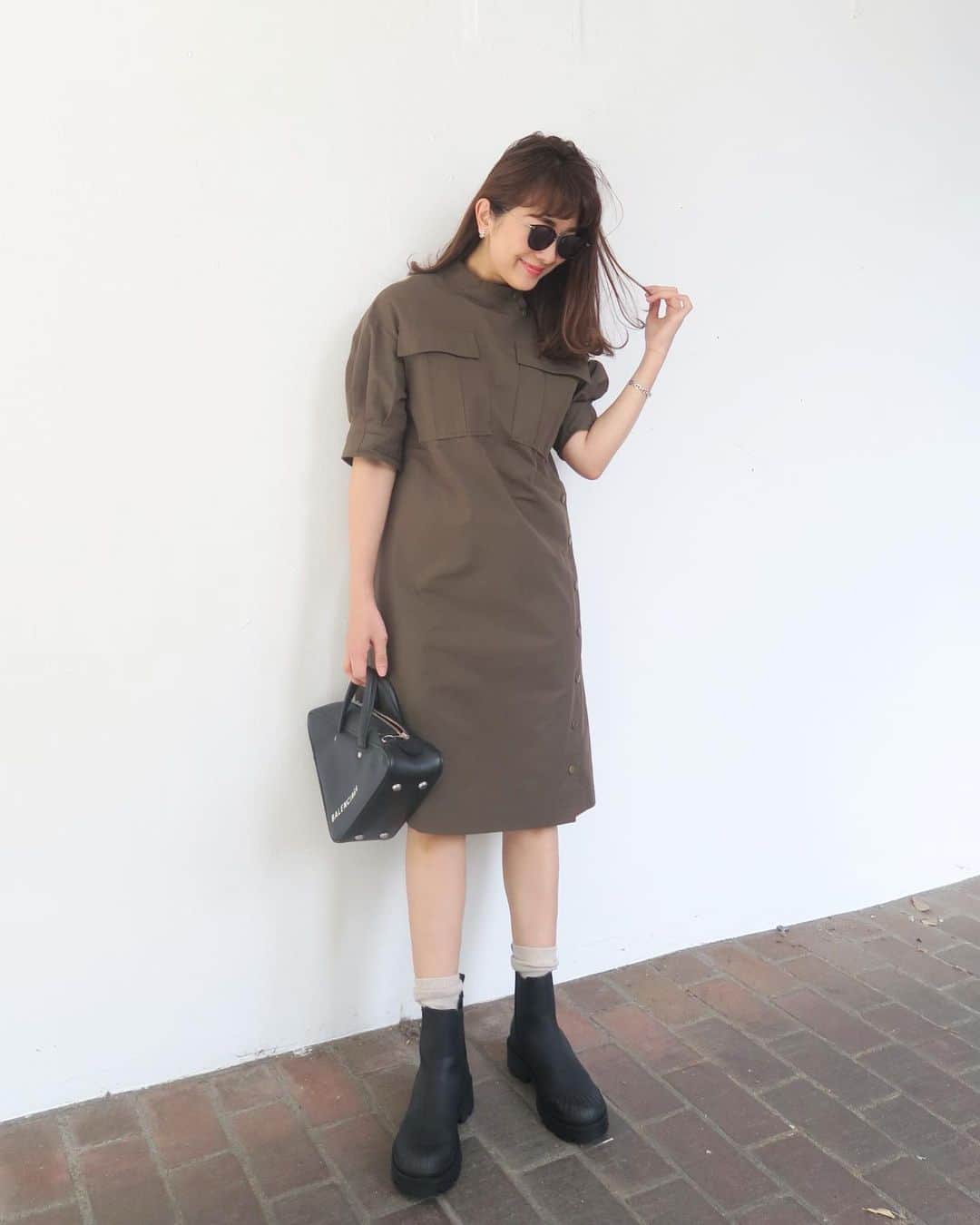 Mai Wakimizuのインスタグラム：「カーゴスカートと2個1で進行していたのがこのサファリワンピ♡迷彩アイテムと合わせて本気サファリコーデにしたいところだけど(笑)、タウン仕様にblack小物で♡気になる二の腕もスッキリ見えるし、胸元のbigポケットのお陰で小顔効果も◎メンズライクなこのワンピ、真っ赤な口紅にパールアクセ付けてセクシーに着るのもお勧め♡(この日の口紅はオレンジピンク♡) #wakkinstyle#ootd#coordinate#ママコーデ dress:#linkable @linkable_official(今週8日発売予定) bag:#balenciaga  shoes:#zara sunglasses:#oliverpeoples」