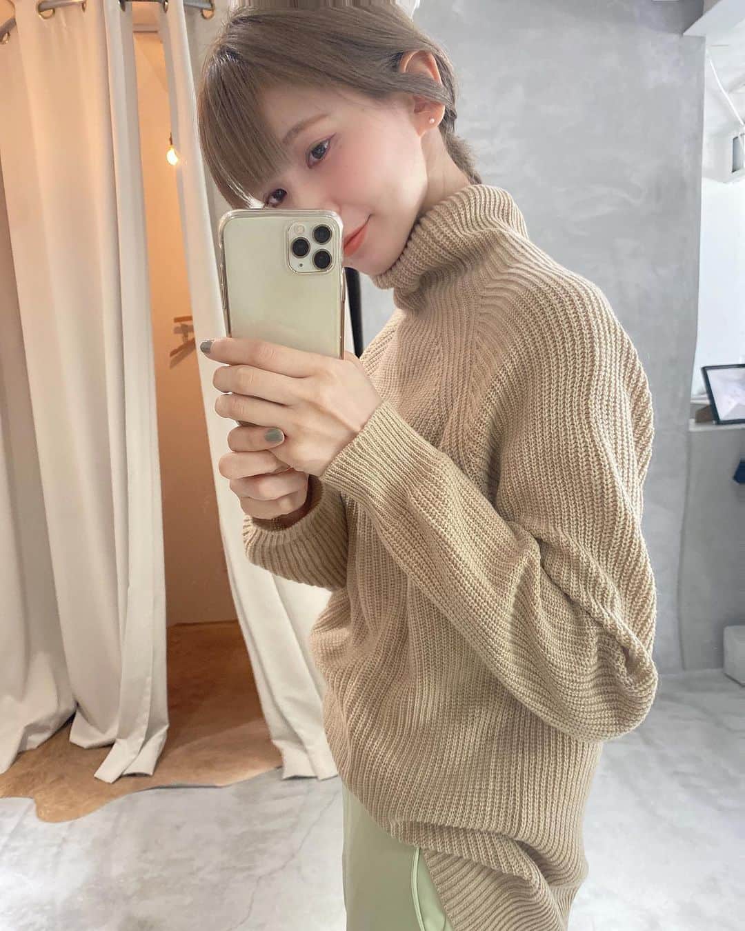 松田 美奈子のインスタグラム：「若葉カラーのスラックスとニットコーデ🧶 . MERCIのパンツで1番履いてるプレミアムカラースラックス🧚🏻 洗濯できてアイロンいらずなのに綺麗なのです✨ 寒くなっても大活躍しそうだから若葉カラーも予約しました🥰」