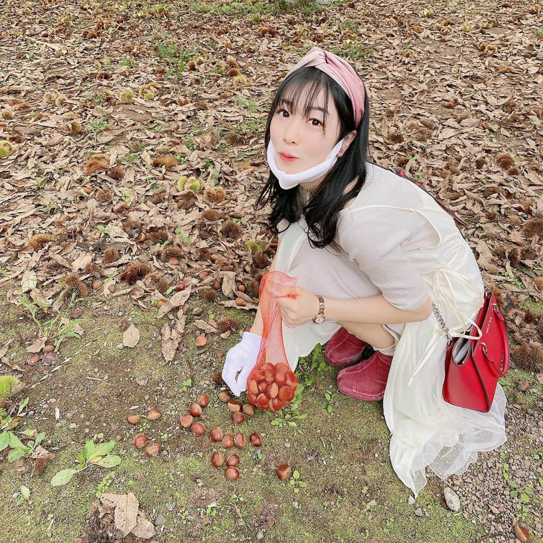 のインスタグラム：「出たな！妖怪栗拾い！！  ええ、そのまんまです。 週末は土曜日はお仕事頑張って 日曜日は栗拾ってました。 秋らしくね🌰 最初の方はいっぱい拾ってたんだけど、強欲は良くないな、と思って途中からちゃんと厳選を始めました笑  栗ごはんにしようかな〜 渋皮煮にしような〜 ケーキとかにしちゃおうかな〜  #栗拾い #行楽の秋 #栗好きにはたまらない」