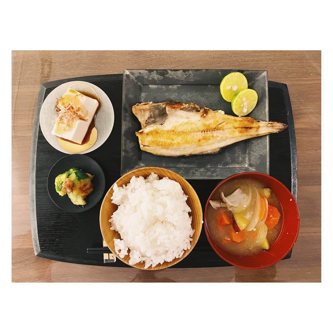 柏木作夢さんのインスタグラム写真 - (柏木作夢Instagram)「またまた @nishinomiki_official から美味しい干物がたくさん届きました😍🐟 本当にありがとう😭 最高です✨✨✨ ・・・・・・・・・・・・・ #干物#𩸽#ほっけ#ホッケ#魚#ありがとう#感謝#感激#美味しい#おうちごはん#nagimeshi#foodporn#dinner#かぼす」10月5日 20時38分 - samukashiwagi